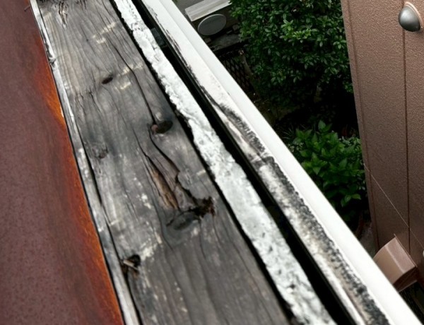 ケラバの下地木材　水分の侵入で変色して木が痩せている